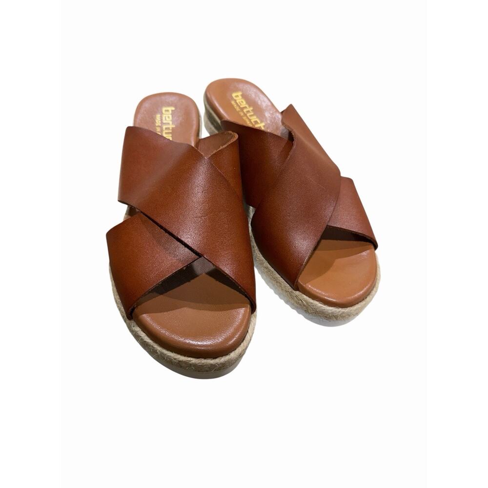 New Bertuchi Women’s 8.5 wedge brown slip on sandal Quiet Luxury Coastal Boho